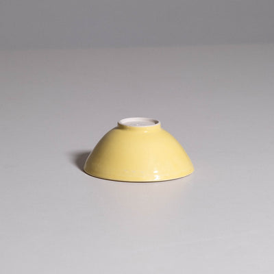 Mini Bowl aus handgemachter Keramik in Gelb, Ansicht von oben.