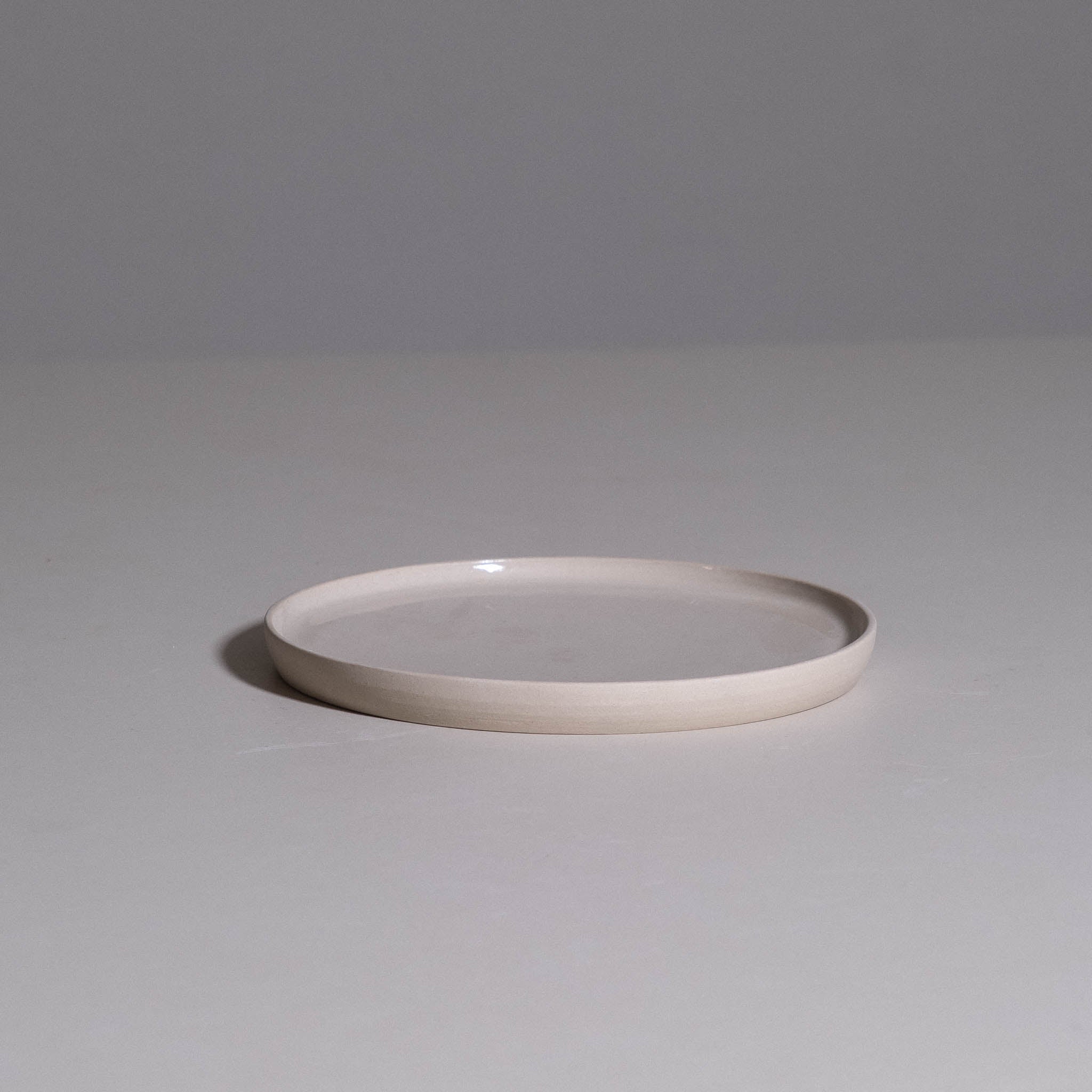 Breakfast Plate aus handgemachter Keramik mit warmer cremefarbener Glasur.