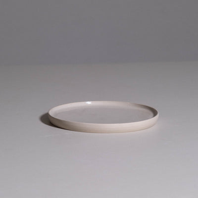 Breakfast Plate aus handgemachter Keramik mit warmer cremefarbener Glasur.