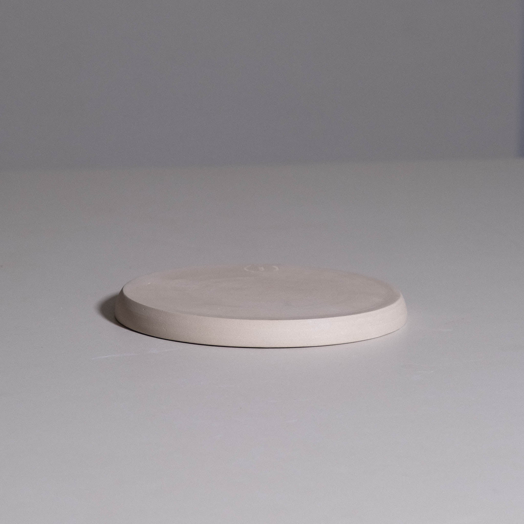 Breakfast Plate aus handgemachter Keramik in sanftem Creme mit feiner Glasur.