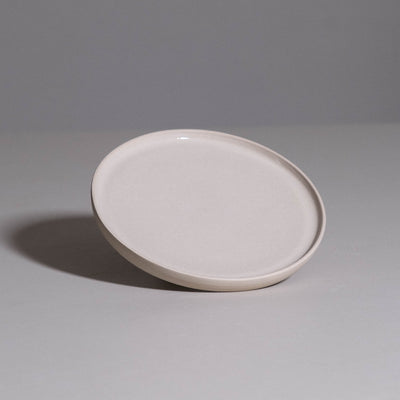 Breakfast Plate aus handgemachter Keramik mit cremefarbenem Finish und weichem Rand.