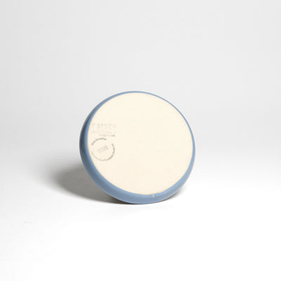 Blaue Untertasse – Unterseite mit Herstellerstempel.