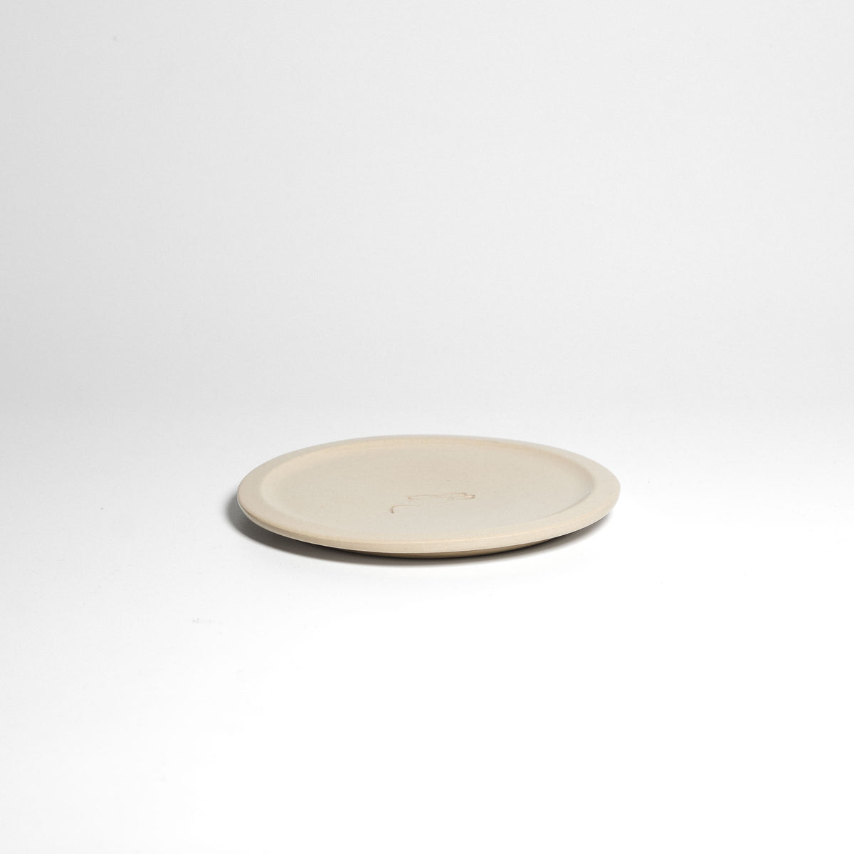 Neo creme plate – single plate with small flower detail.
