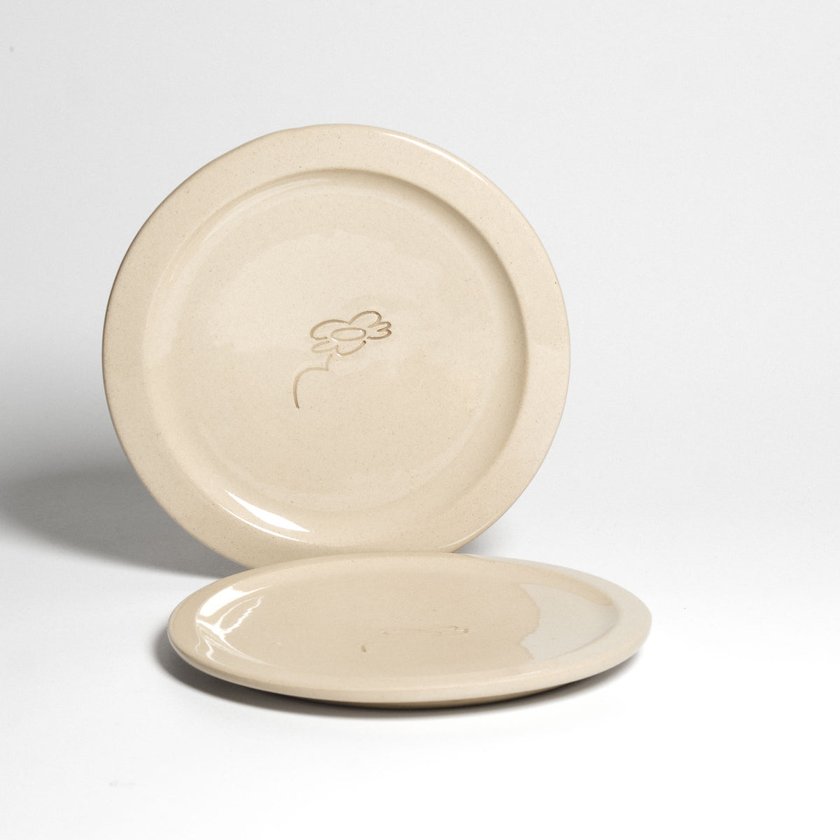 Neo creme plate – two plates with small flower detail.
