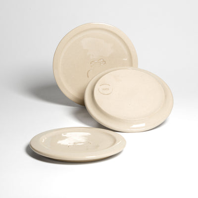 Neo creme plate – three plates showing flower detail and underside.