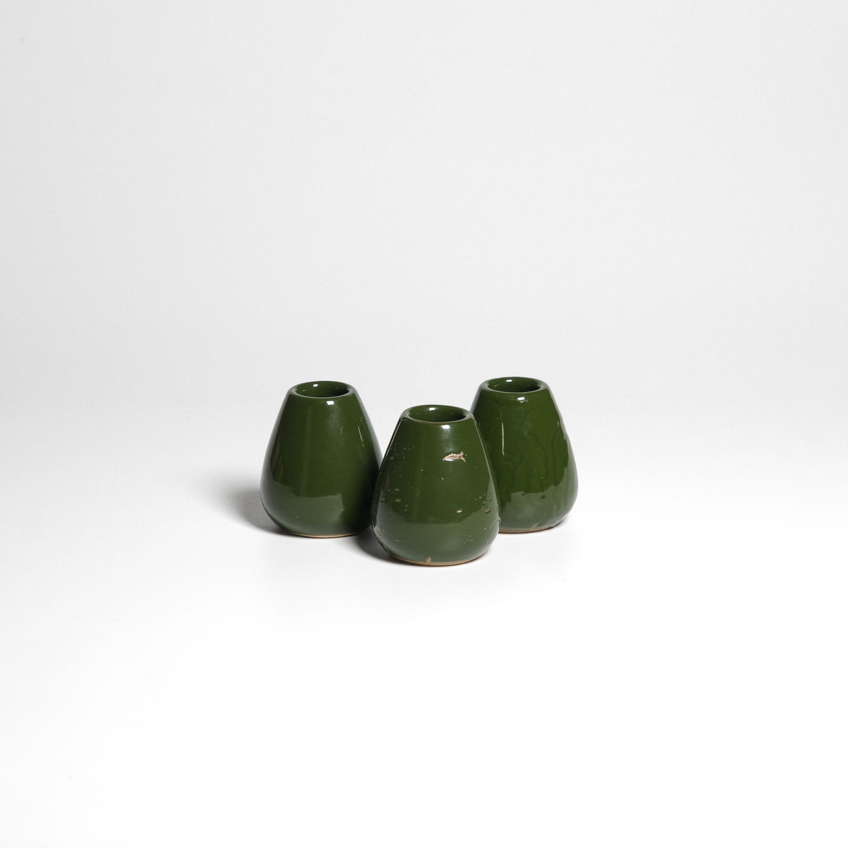 Glänzend grüner Matcha-Besenhalter – drei Halter nebeneinander.