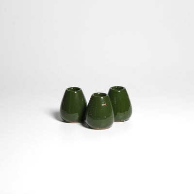 Glänzend grüner Matcha-Besenhalter – drei Halter nebeneinander.