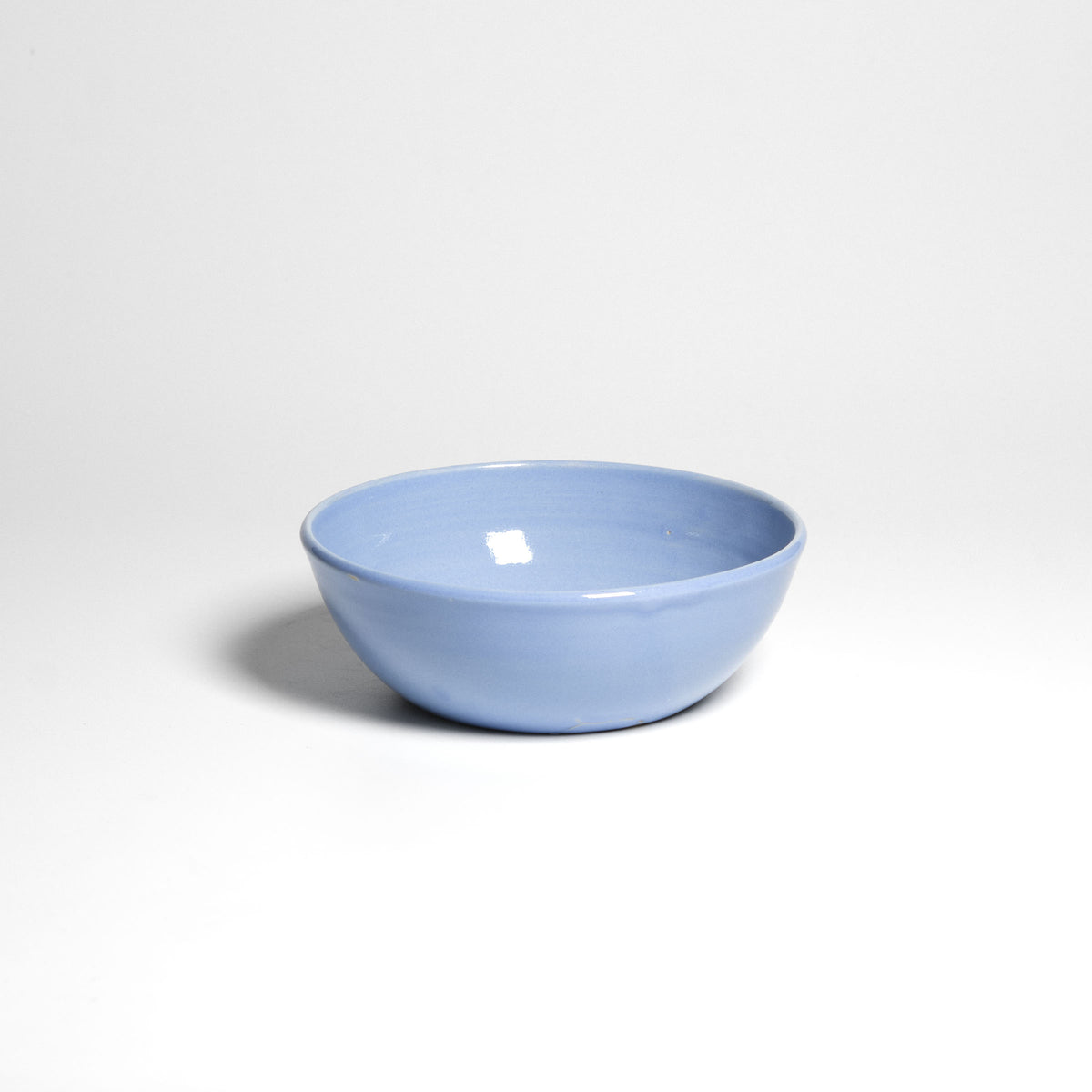Hellblaue Dip- und Snackschale – Seitenansicht.