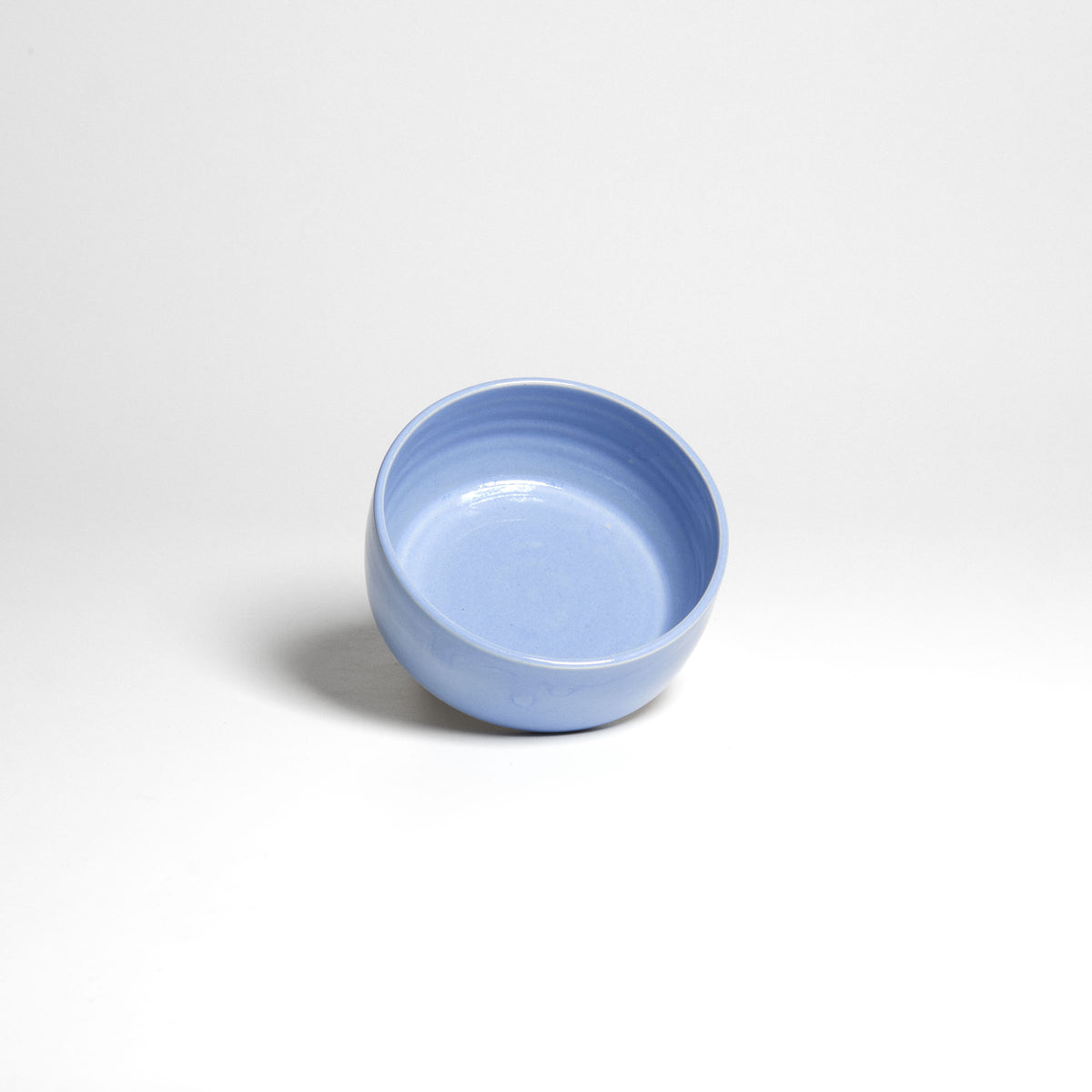 Blaue Snackschale – schräge Ansicht der Innenseite.