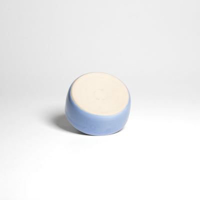 Blaue Snackschale – unglasierte Unterseite.