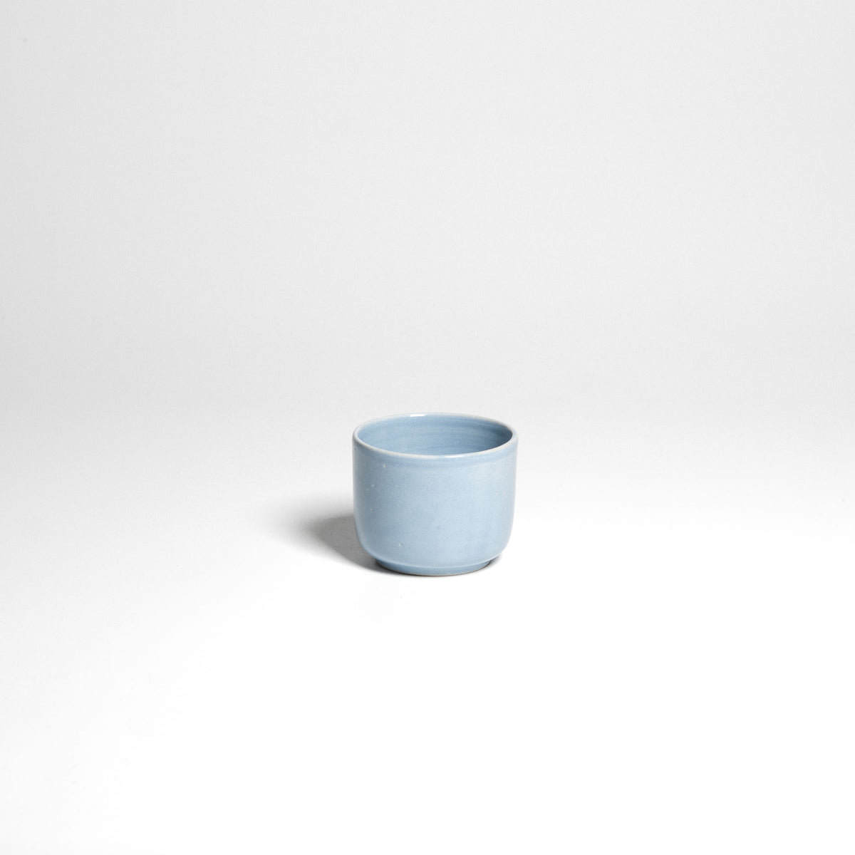 Kleine blaue Espressotasse – einzelne Tasse.
