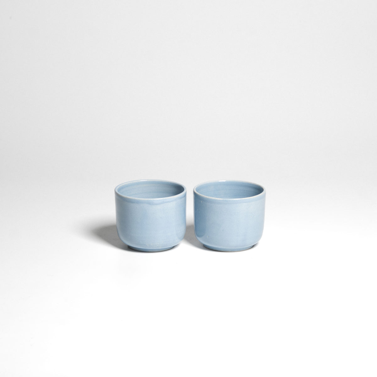 Kleine blaue Espressotasse – zwei Tassen nebeneinander.