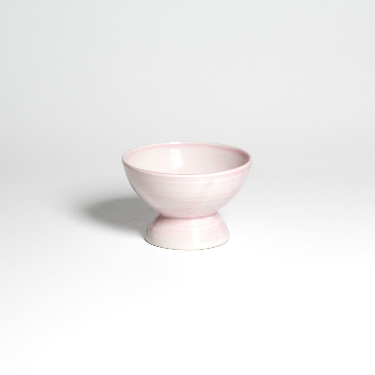 Roséfarbene Dessertschale auf kleinem Fuß – Seitenansicht.