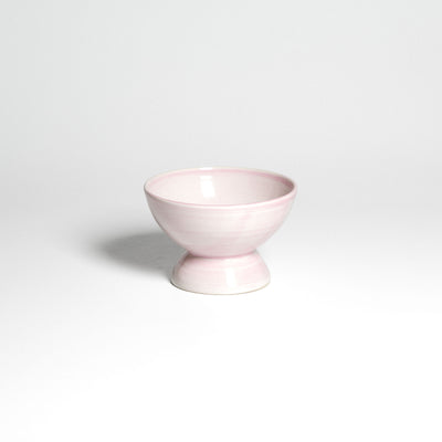 Roséfarbene Dessertschale auf kleinem Fuß – Seitenansicht.