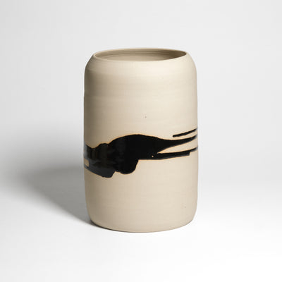 Hohe Otis-Vase mit schwarzer Pinselglasur auf hellem Ton – Vorderansicht mit breiten schwarzen Strichen.