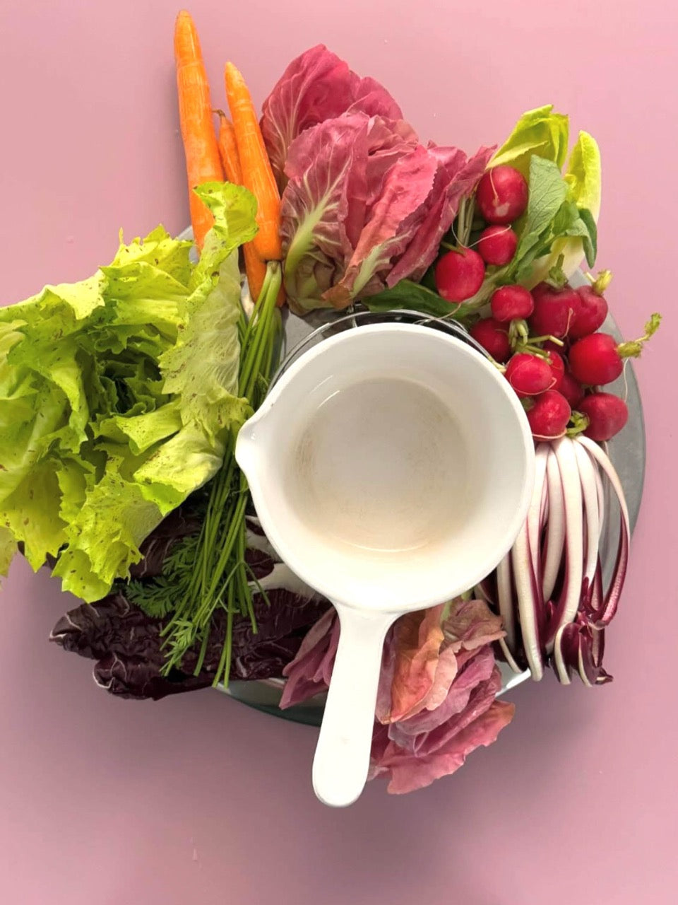 Frisches Gemüse und eine weiße Schüssel für die Dinner Veranstaltung, ideal für den Supper Club.