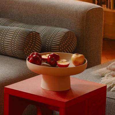 Pedestal Bowl – Aleah mit Äpfeln auf einem roten Tisch, handgemacht aus grauem Keramik. Ideale Dekoration.