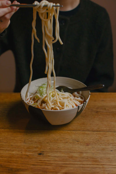 Ramen Bowl – Otis mit handgemachter Keramik, gehalte mit Nudeln und frischem Gemüse.