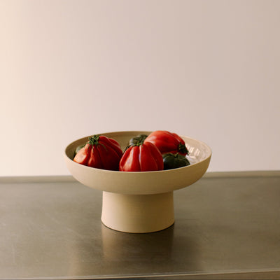Pedestal Bowl – Aleah mit Tomaten, handgemachte Keramik aus grauem Steinzeug, innen glänzend, außen roh.