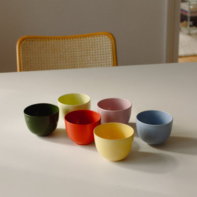 Set of 6 – Coffee Cup – Yun Mix, handgemachte Keramik Tassen in bunten Gläsern auf Tisch.