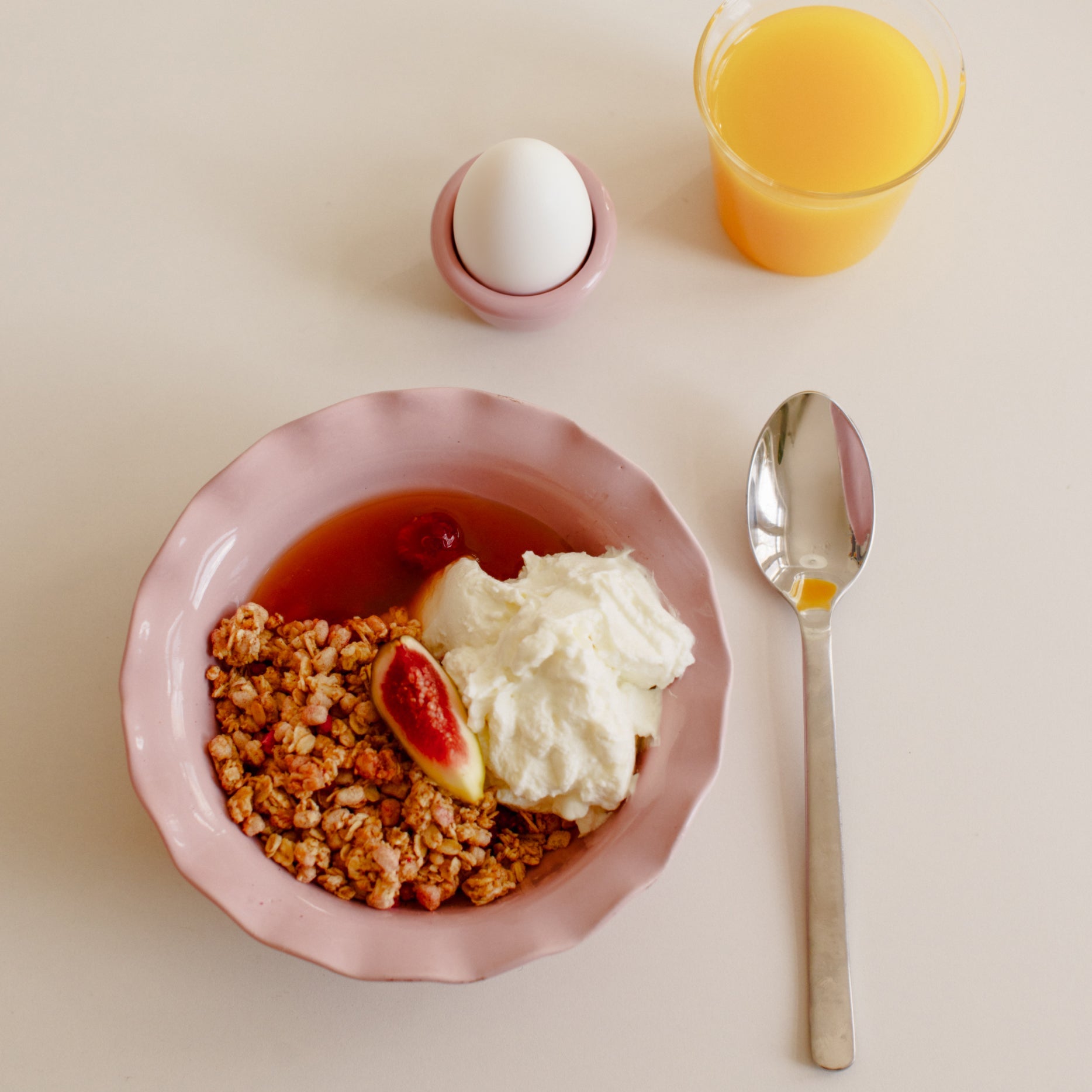 Handgemachtes Frühstücksset mit Wavy Schale, Eierbecher in pink, Joghurt, Früchten und Orangensaft.