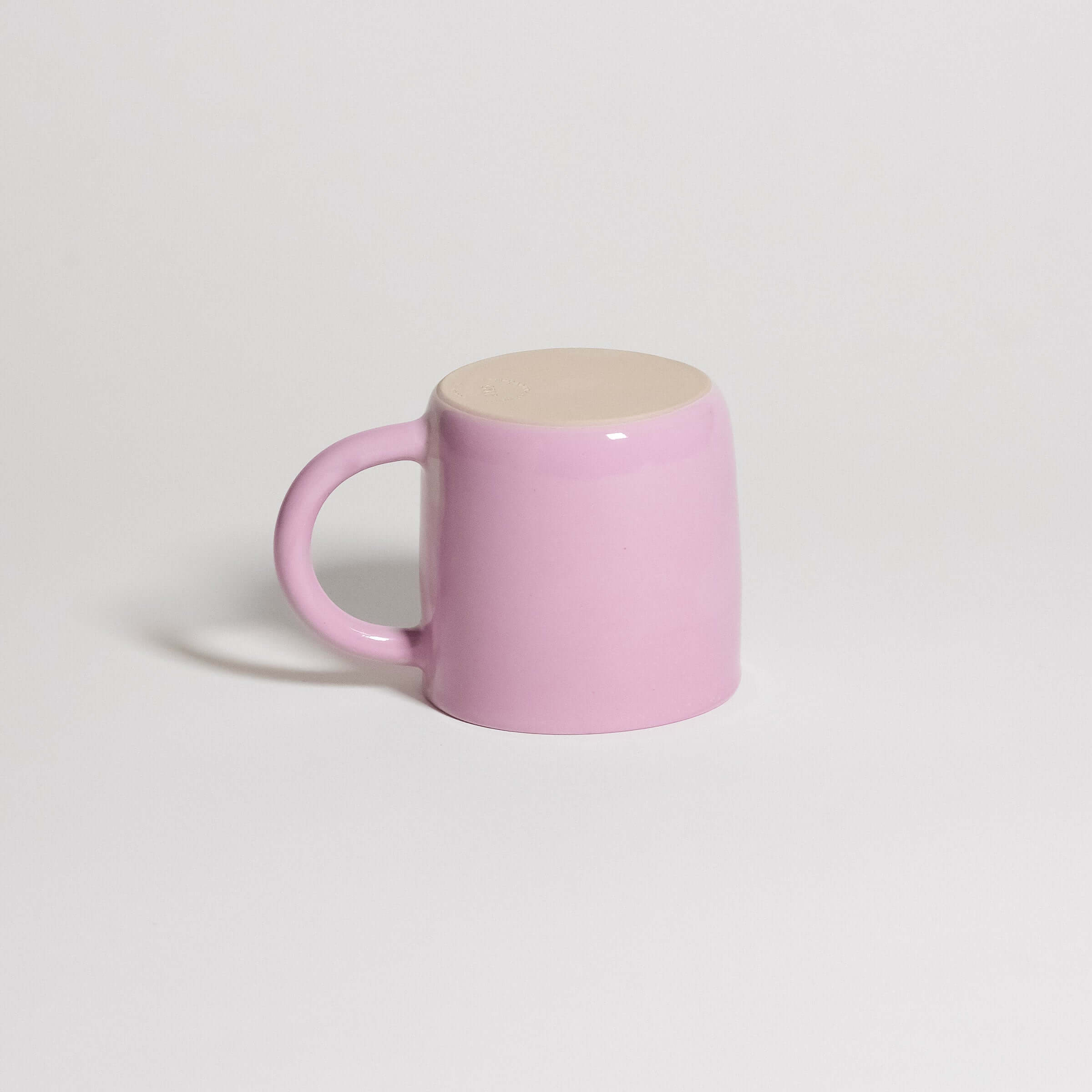 Big Mug – Pink made of stoneware with a glossy pink glaze, perfect for warm drinks and modern decor.