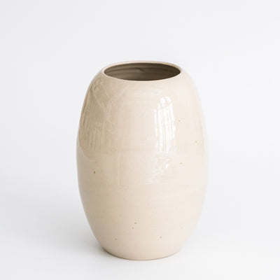 Handgemachte Keramik Blumenvase in cremefarbener Glasur, ideal für Blumenarrangements.