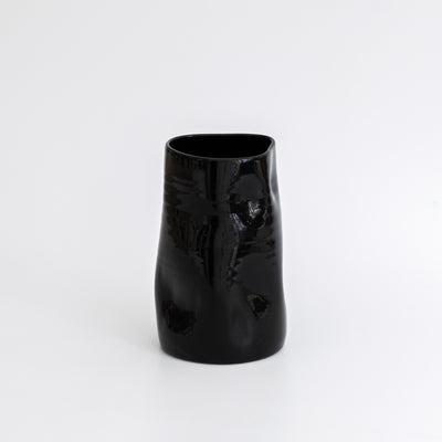Schwarze Keramikvase – handgefertigte, glänzende Vase aus Steinzeug mit organischer Silhouette.