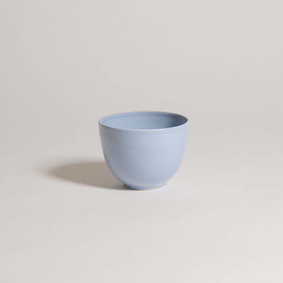 Coffee Cup – Yun Iceblue aus grauer Steinzeugkeramik, handgemacht mit glänzender blauer Glasur.