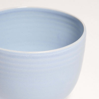 Keramik Handgemacht Coffee Cup – Yun Iceblue in sanften blauen Tönen, detailierte Nahaufnahme der Struktur.