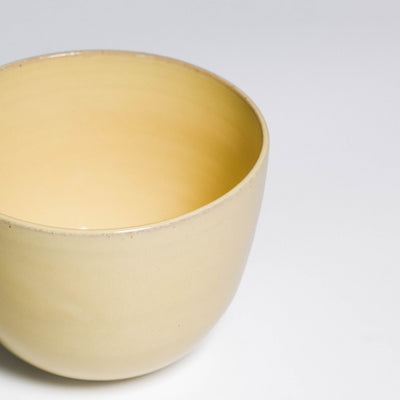 Kaffeebecher Yun Yellow von oben, glänzende Gelb-Glasur innen und außen