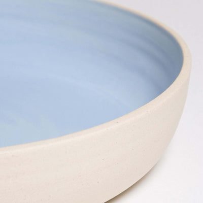 Dinner Bowl – Iceblue aus handgemachter Keramik mit elegantem blauem Innenraum.