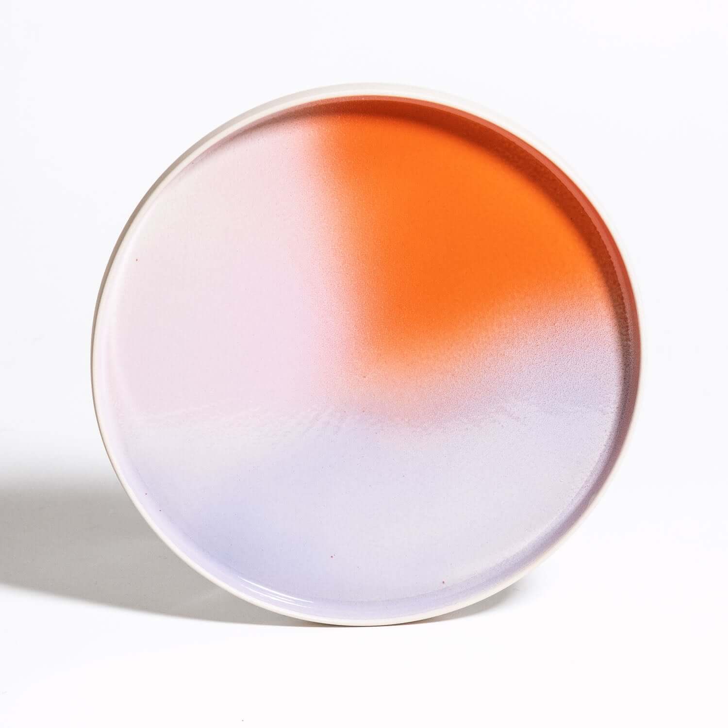 Dinner Plate – New Dawn in rot, pink und lilac, zylindrische Form und flacher Rand aus Steinzeug.