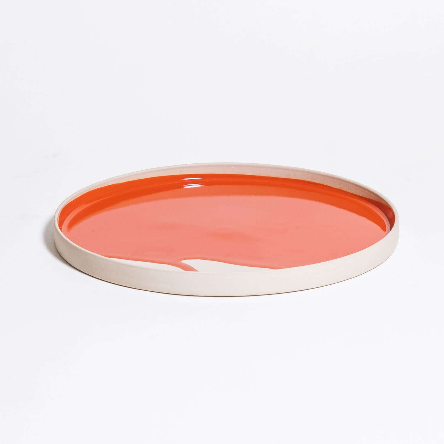 Dinner Plate – Splash Red aus Steinzeug mit rotem Splasch-Glasur, flach und zylindrisch, Ø 23,5 cm.