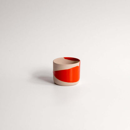 handgemachte Espressobecher Rot im kompakten Design mit rotem Splash-Muster auf beige Hintergrund.