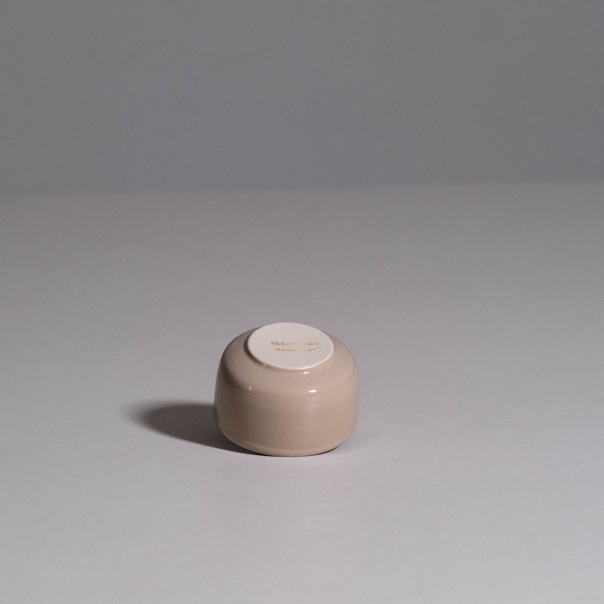 Espresso Cup aus handgemachter Keramik mit warmem taupe Farbton und glänzender Glasur.