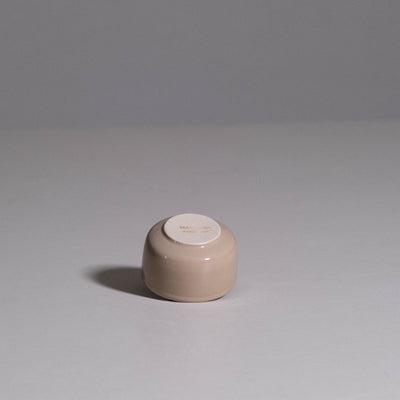 Espresso Cup aus handgemachter Keramik mit warmem taupe Farbton und glänzender Glasur.