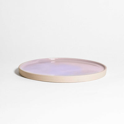 Frühstücksteller - Lilac Sky - Chef:In, handgemachter Steinzeugteller mit aufgesprühter Pink-Lila-Glasur.