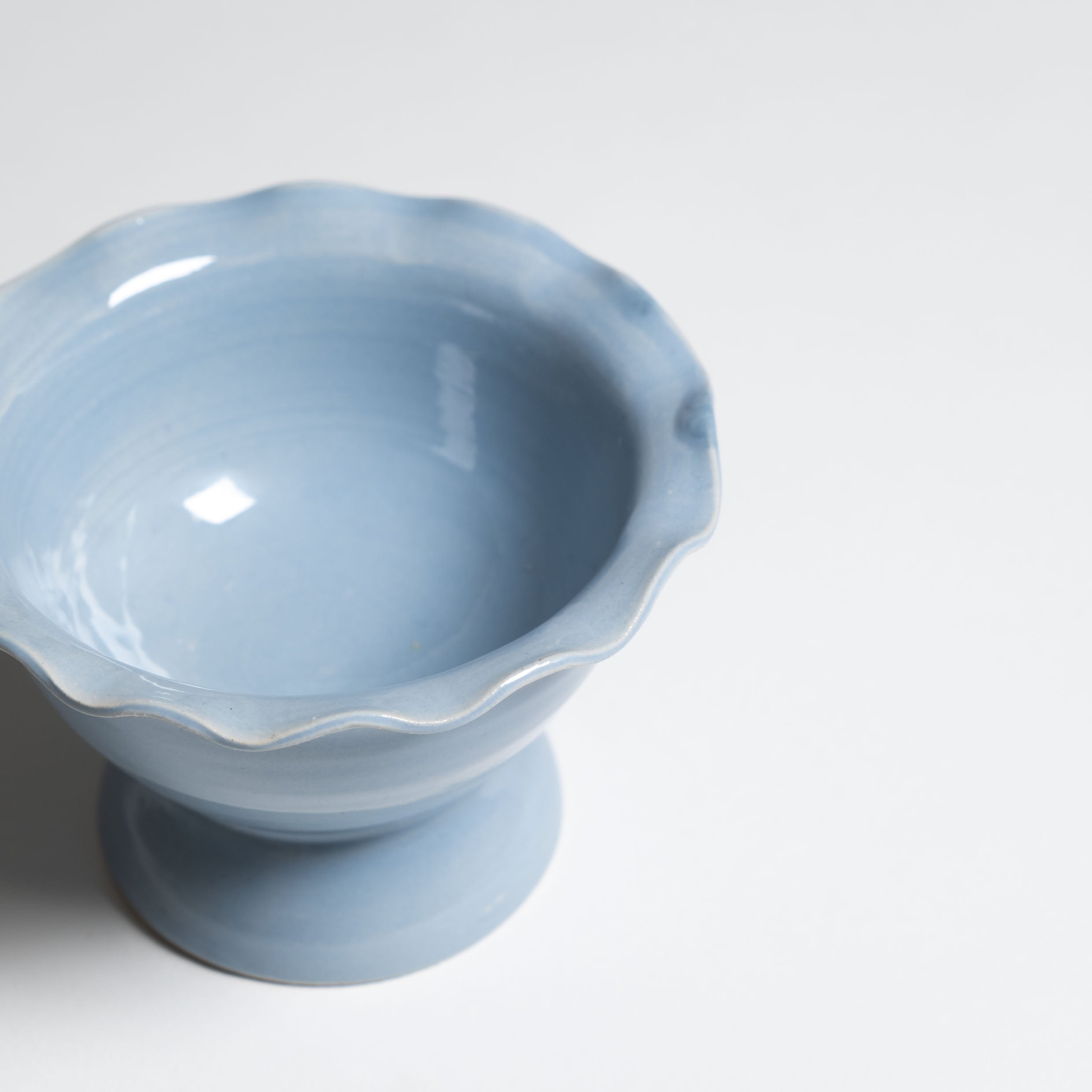Gelato Bowl Wavy Iceblue aus Steinzeug mit gewelltem Rand und glänzender, eisblauer Glasur.