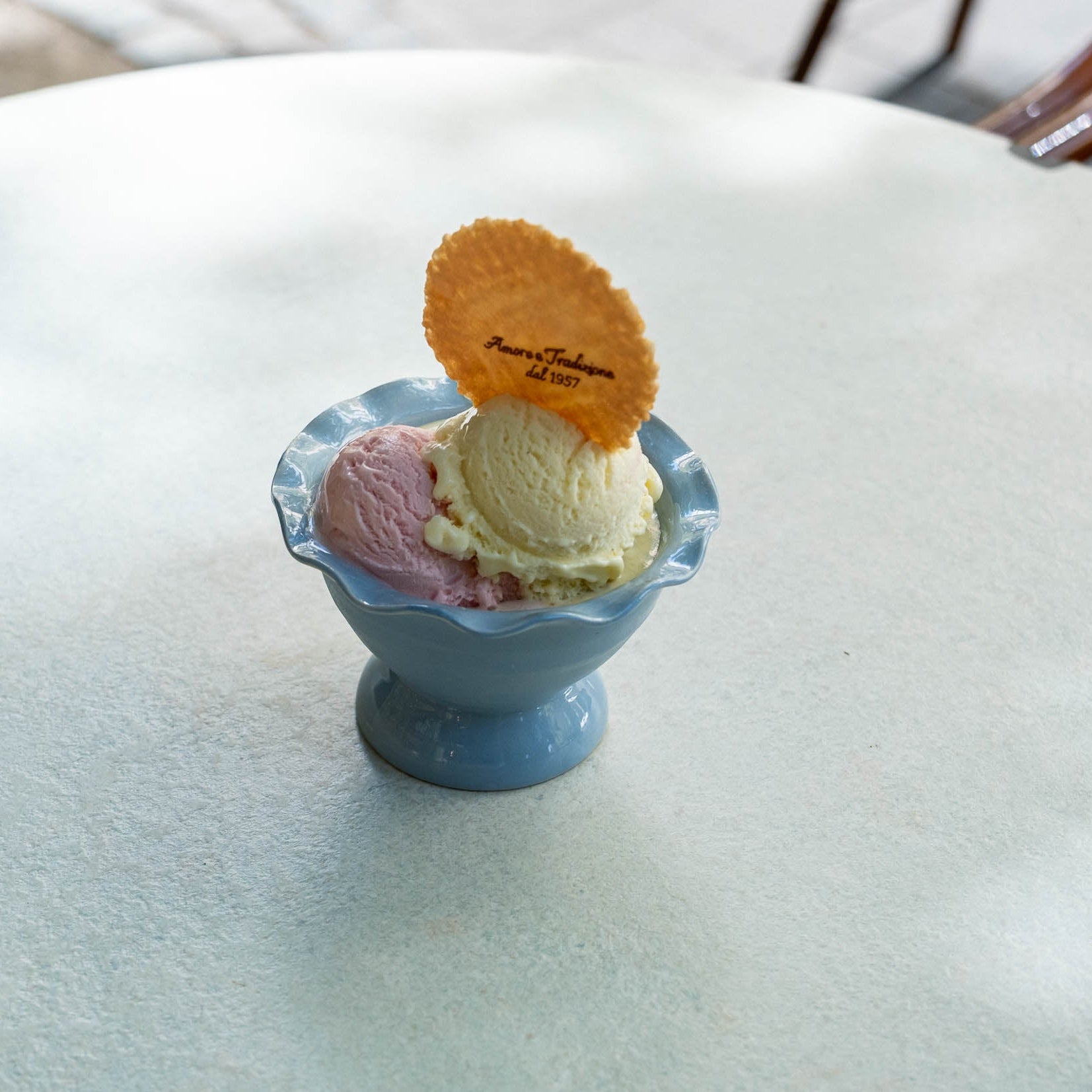 Gelato Bowl Wavy Iceblue mit Eis in einer kleinen, stoneware Schüssel, wavy Rim und glossy iceblue Glasur.