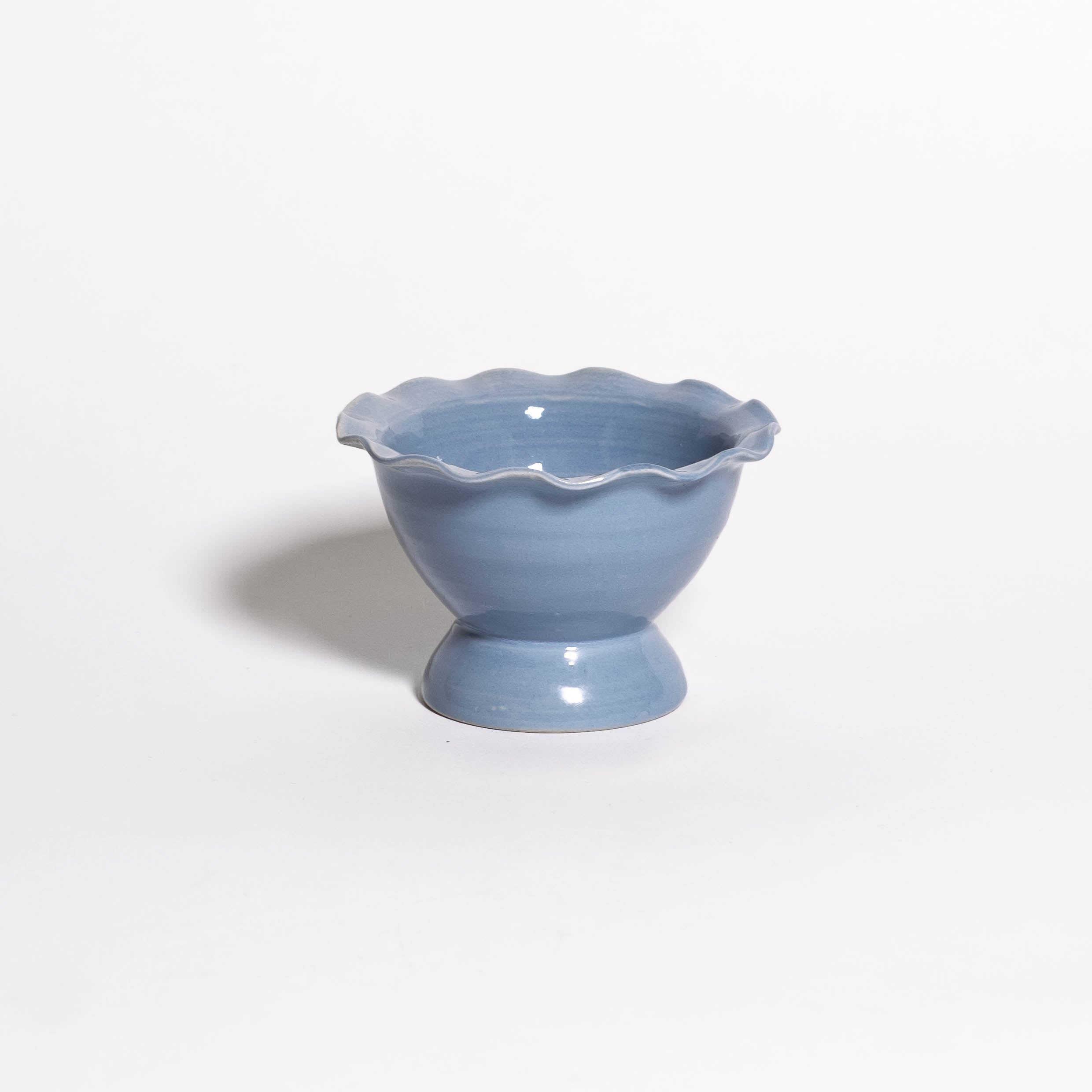 Gelato Bowl Wavy Iceblue in Steinzeug, gewellter Rand, glasiert, Maße Ø 12 cm, H 7,5 cm, aus Deutschland.