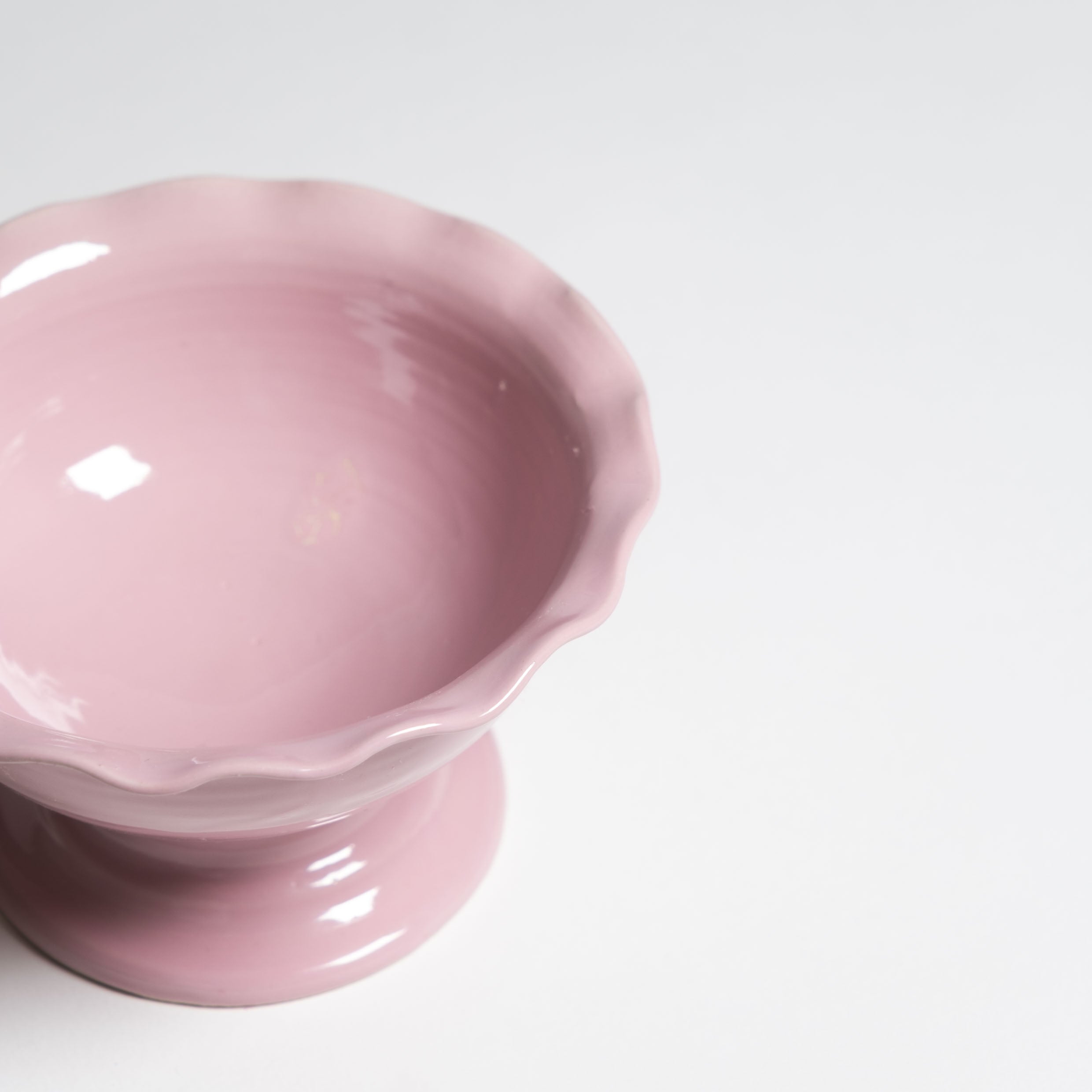 Gelato Bowl Wavy Pink - kleine steinware Schüssel mit welligem Rand in glänzendem Rosa, hergestellt in Deutschland.