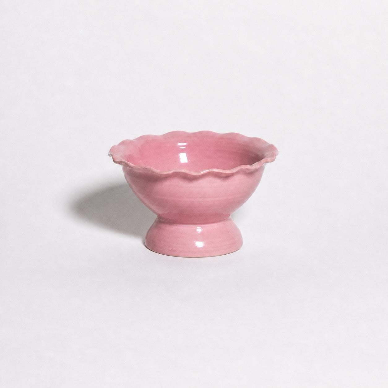 Gelato Bowl Wavy Pink aus Steinzeug mit gewelltem Rand und glänzender rosa Glasur, handgearbeitet in Deutschland.
