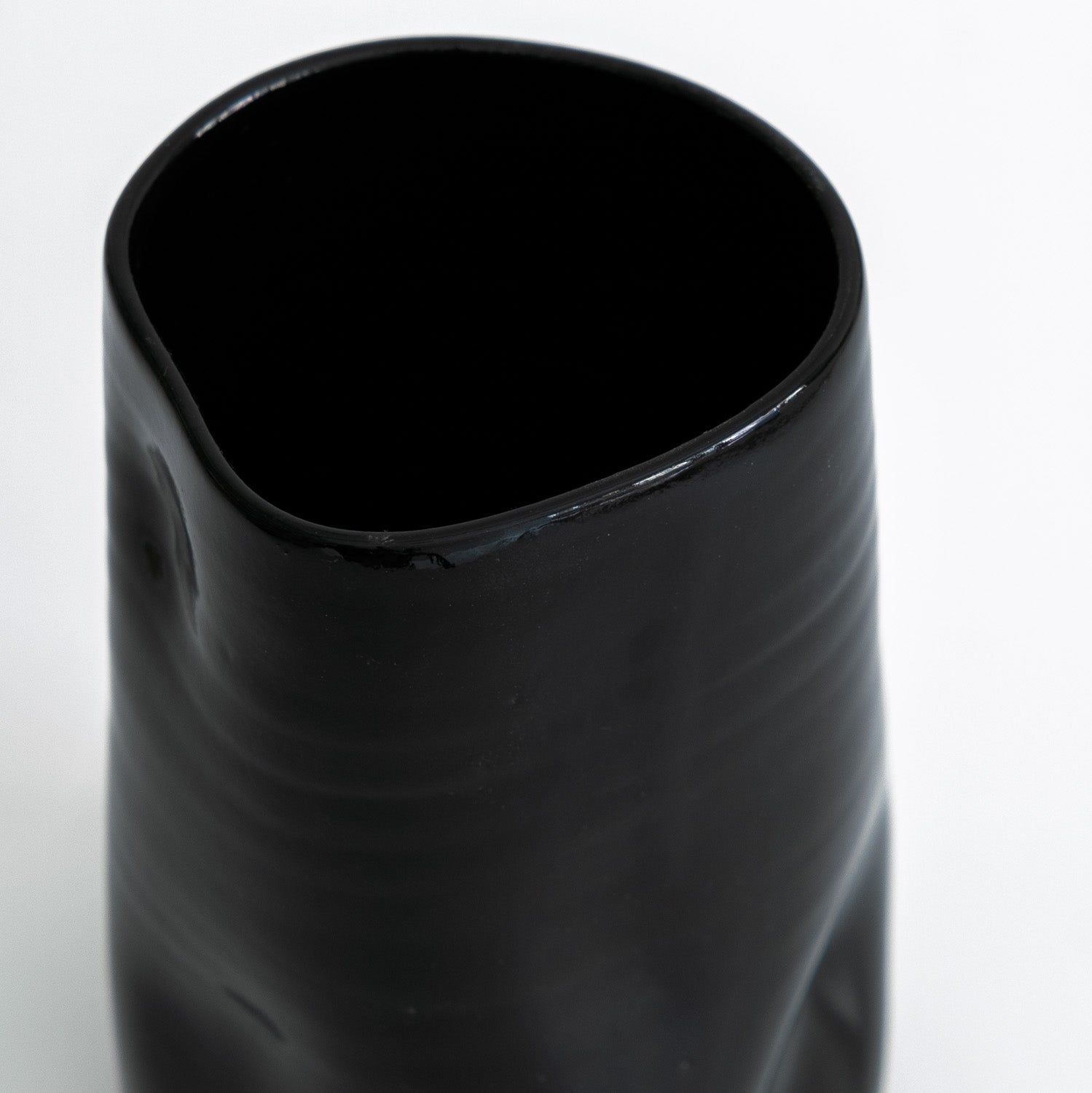 Schwarze Keramikvase – Handgefertigte Vase mit glänzender Oberfläche und organischer Silhouette aus Steinzeug.