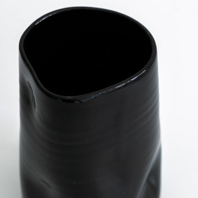 Schwarze Keramikvase – Handgefertigte Vase mit glänzender Oberfläche und organischer Silhouette aus Steinzeug.