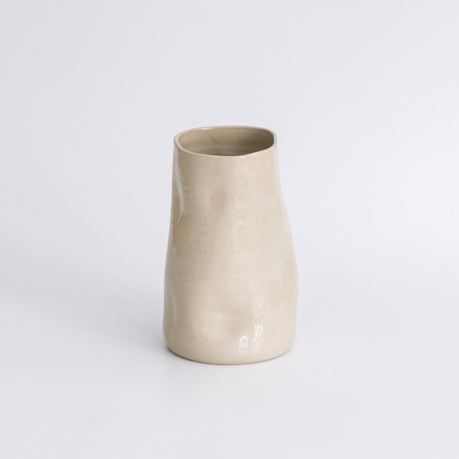 Handgefertigte creme Keramikvase in minimalistischer Form, hergestellt aus hochwertigem Steinzeug.