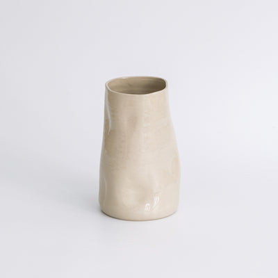 Handgefertigte creme Keramikvase in minimalistischer Form, hergestellt aus hochwertigem Steinzeug.