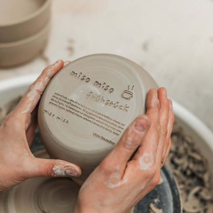 Handgefertigte Müslischale mit Aufdruck für das Miso Granola Bundle von Viola Beuscher.
