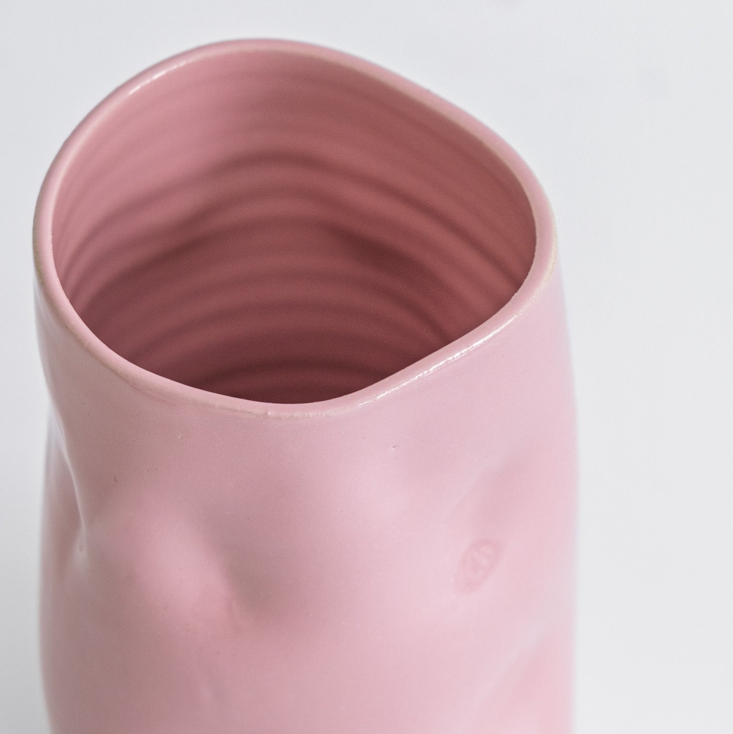 Handgefertigte rosa Keramikvase – Oberansicht der Vase in zartem Rosa mit geschwungener Form.