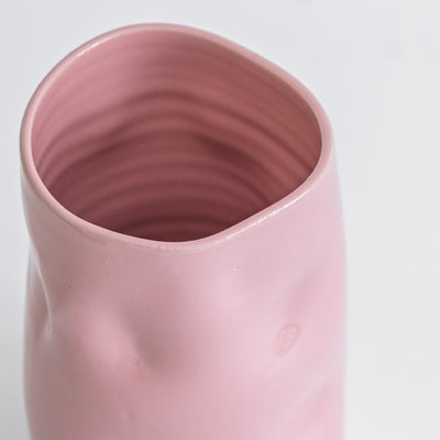 Handgefertigte rosa Keramikvase – Oberansicht der Vase in zartem Rosa mit geschwungener Form.